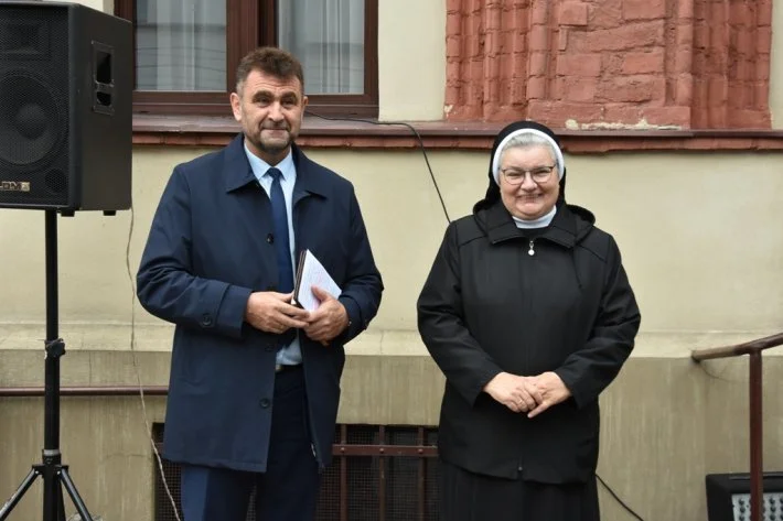 Odsłonięcie tablicy pamiątkowej u sióstr elżbietanek