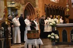 Liturgia Wigilii Paschalnej w toruńskiej katedrze