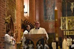 Liturgia Wigilii Paschalnej w toruńskiej katedrze