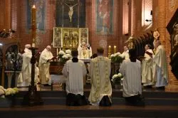 Liturgia Wigilii Paschalnej w toruńskiej katedrze
