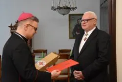 Przekazanie olejku nardowego