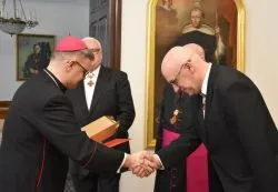 Przekazanie olejku nardowego