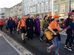 Grupa pomarańczowa z Grudziądza w drodze do Maryi
