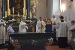 Poświęcenie ołtarza i ambony w Papowie Toruńskim