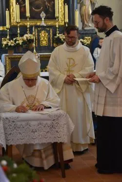 Poświęcenie ołtarza i ambony w Papowie Toruńskim