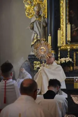 Poświęcenie ołtarza i ambony w Papowie Toruńskim